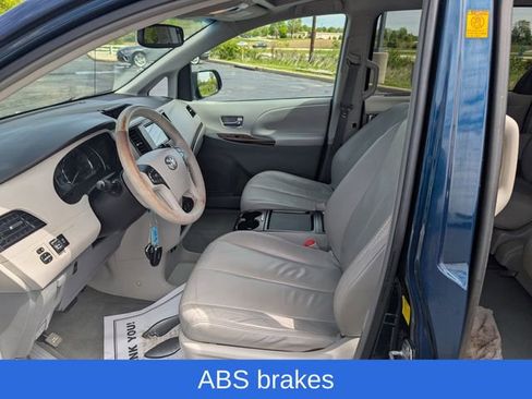 Used 2011 Toyota Sienna XLE w/ Entertainment Pkg FWD image 12