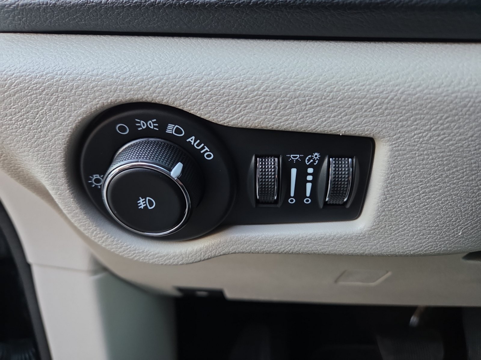 Used 2023 Chrysler Pacifica Touring-L FWD image 22