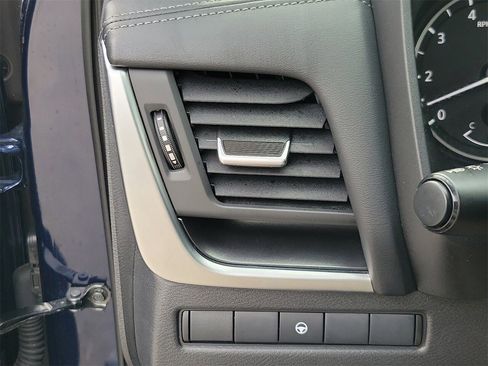 Used 2025 Nissan Rogue SV image 31