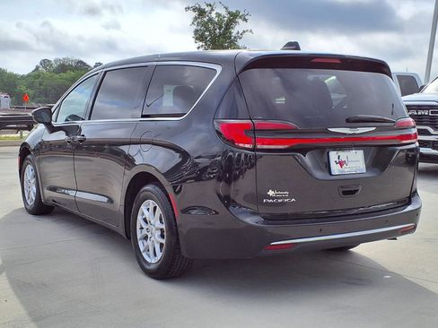 Used 2023 Chrysler Pacifica Touring-L image 2