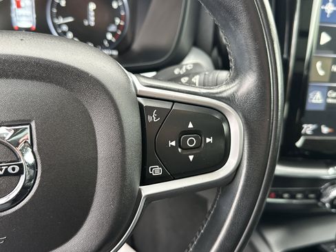 Used 2018 Volvo XC60 T5 Momentum w/ Vision Package image 19