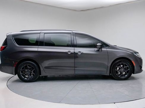 Used 2019 Chrysler Pacifica Touring-L w/ S Appearance Package image 8