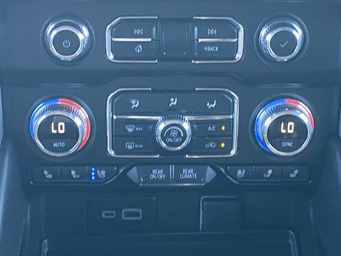 Used 2024 GMC Yukon SLT image 23