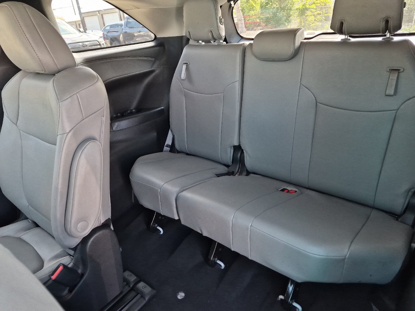 Used 2025 Toyota Sienna XLE FWD image 14