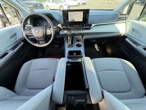 Used 2025 Toyota Sienna LE w/ LE Plus Package image 19