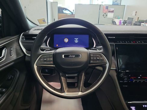 Certified 2024 Jeep Grand Cherokee Limited AWD/4WD image 32