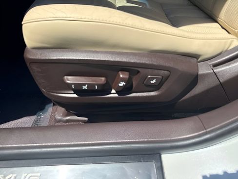 Used 2016 Lexus ES 350 w/ Luxury Package w/Wood Trim FWD image 10