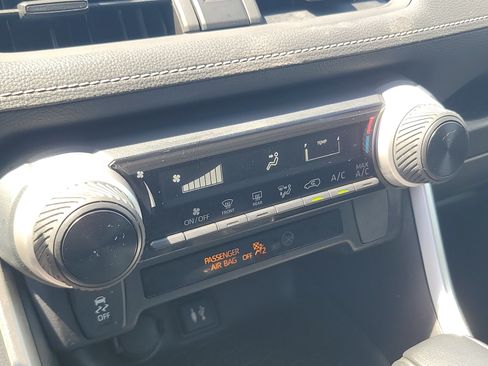 Used 2019 Toyota RAV4 LE FWD image 23