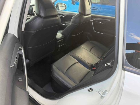 Used 2021 Toyota RAV4 XLE Premium image 9