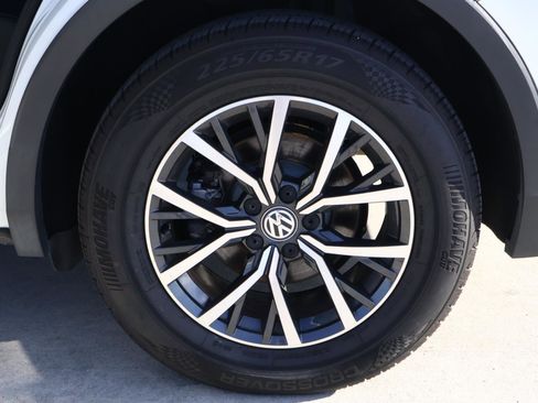 Used 2020 Volkswagen Tiguan SE image 8