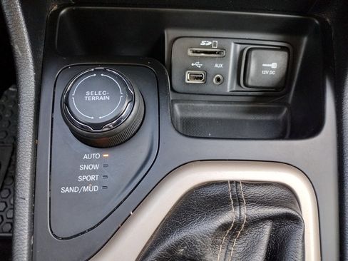 Used 2016 Jeep Cherokee Latitude w/ Comfort & Convenience Group image 28