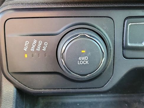 Used 2018 Jeep Renegade Latitude AWD/4WD image 27