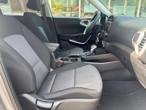 Used 2025 Kia Soul LX w/ LX Technology Package FWD image 24