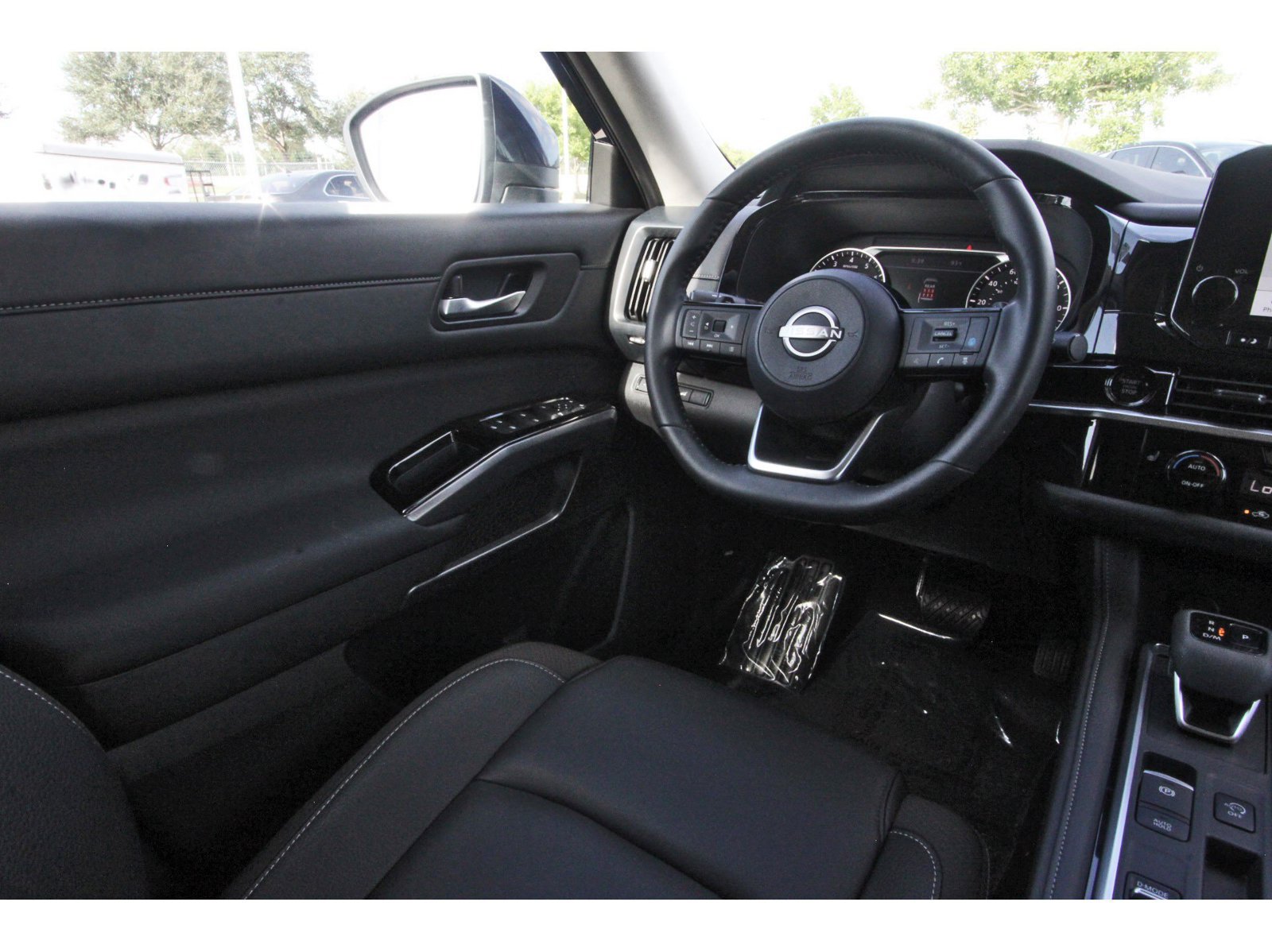 Certified 2025 Nissan Pathfinder SL FWD image 12