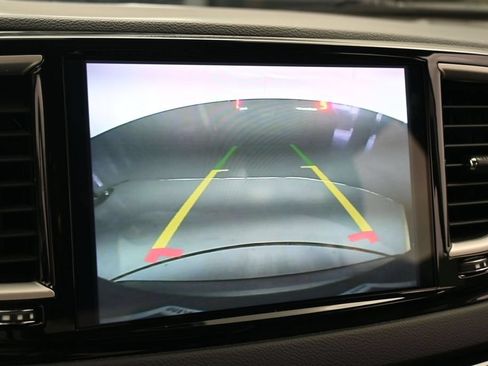 Used 2023 Chrysler Pacifica Touring-L FWD image 18