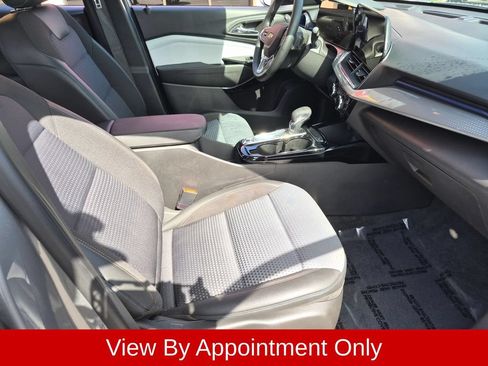 Used 2025 Chevrolet Trax LT w/ LT Convenience Package FWD image 29