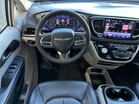 Used 2023 Chrysler Pacifica Touring-L FWD image 15