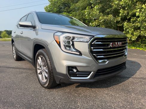 Used 2024 GMC Terrain SLT AWD/4WD image 4