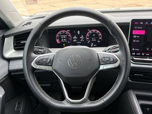 Used 2025 Volkswagen Tiguan SE FWD image 15