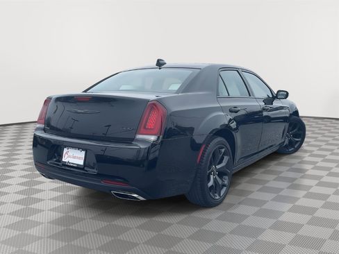 Used 2022 Chrysler 300 Touring w/ Sport Appearance Package image 4