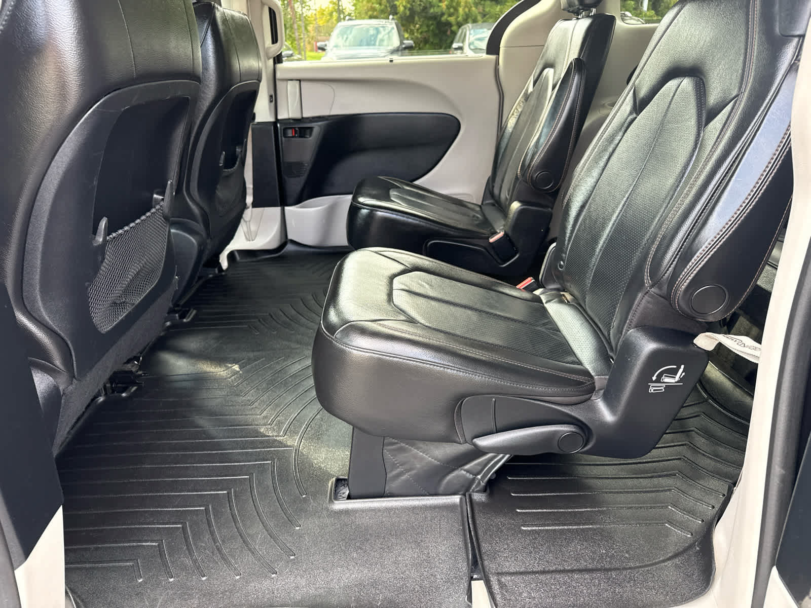 Used 2020 Chrysler Pacifica Touring-L FWD image 13