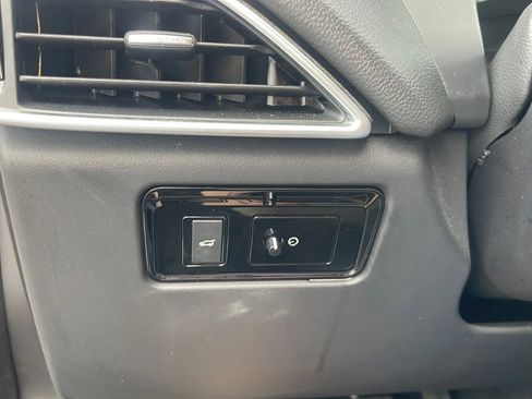 Used 2017 Jaguar F-PACE Premium image 21