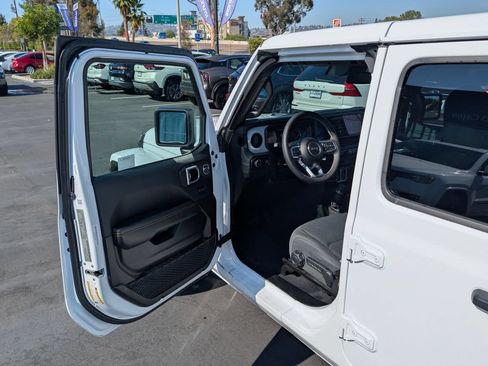 Used 2025 Jeep Wrangler Unlimited Sahara AWD/4WD image 34