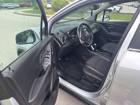 Used 2018 Chevrolet Trax LT w/ LT Convenience Package FWD image 5