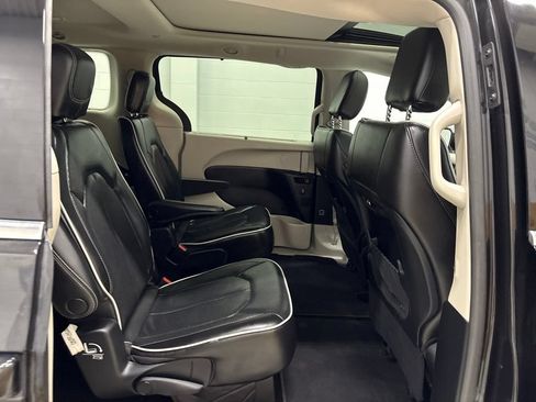Used 2022 Chrysler Pacifica Limited AWD/4WD image 34