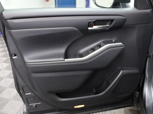 Used 2021 Toyota Highlander XLE AWD/4WD image 59