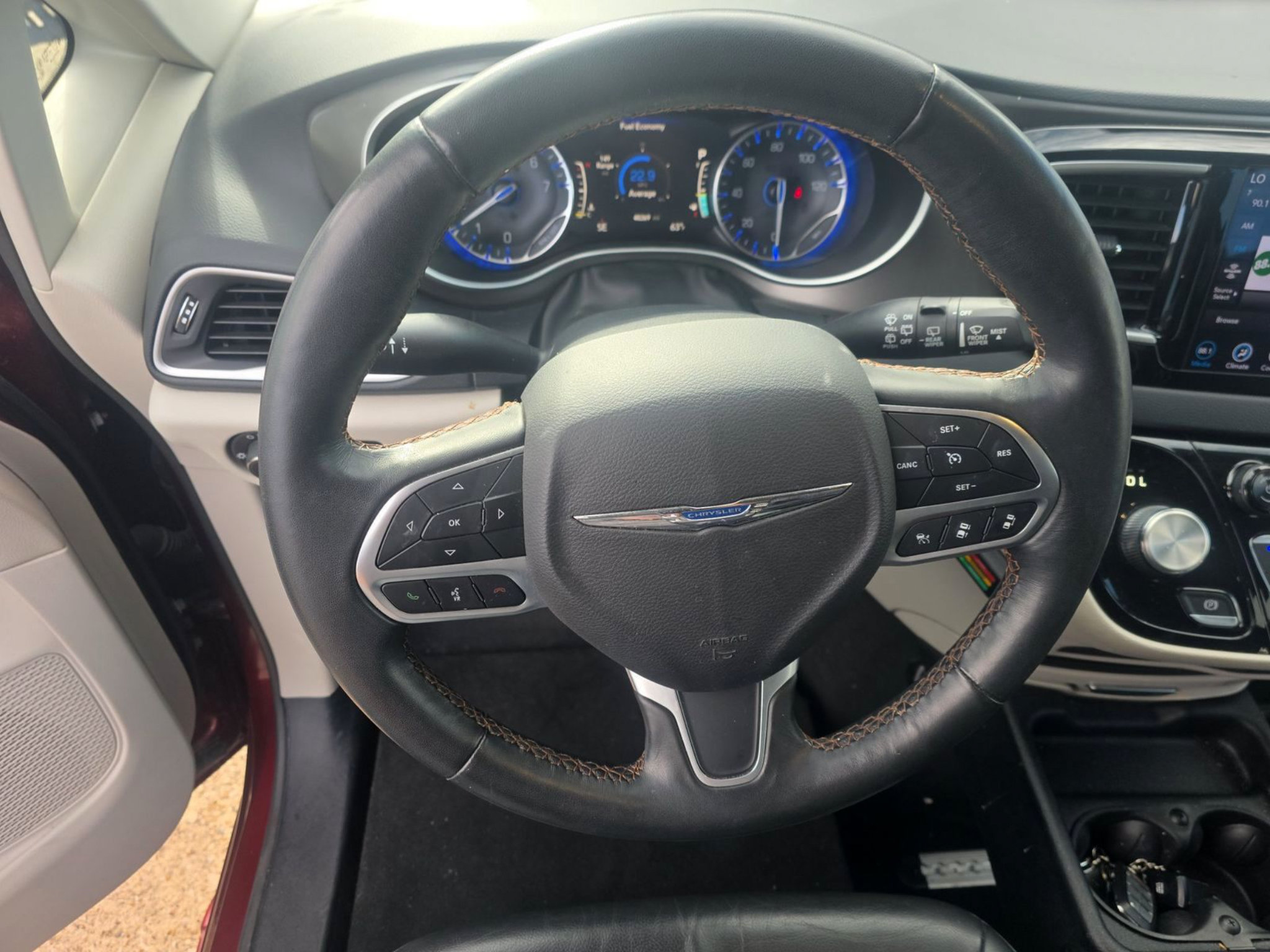 Used 2020 Chrysler Pacifica Touring-L w/ Advanced Safetytec Group FWD image 6