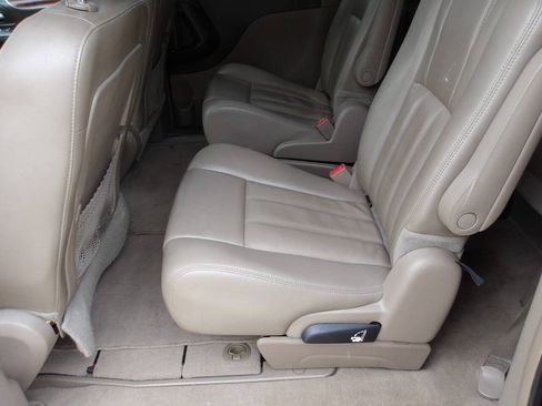 Used 2013 Chrysler Town & Country Touring-L w/ Driver Convenience Group FWD image 20