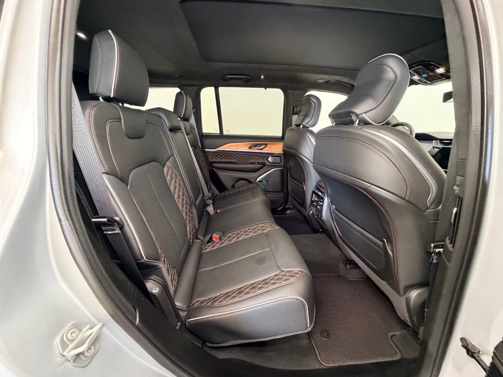 Used 2024 Jeep Grand Cherokee Summit AWD/4WD image 8
