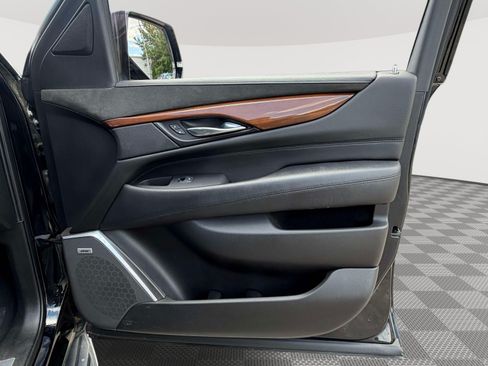 Used 2019 Cadillac Escalade ESV Luxury AWD/4WD image 31