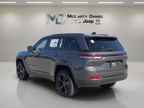 Used 2025 Jeep Grand Cherokee Altitude image 4