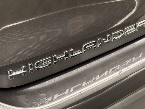 Used 2020 Toyota Highlander LE AWD/4WD image 11