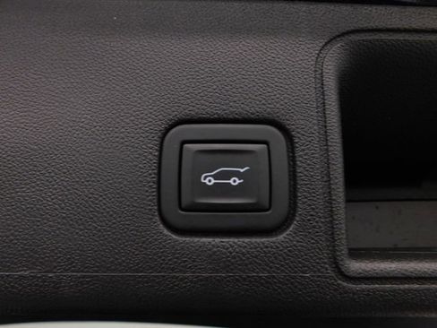 Used 2023 GMC Terrain SLT image 13