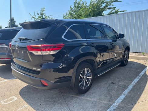 Used 2019 Toyota Highlander XLE AWD/4WD image 4