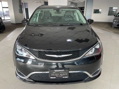 Used 2018 Chrysler Pacifica Touring-L image 2