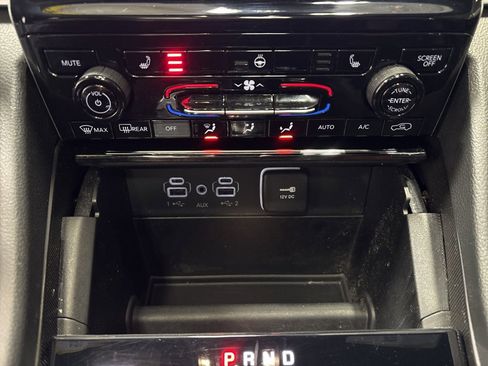 Used 2024 Jeep Grand Cherokee Limited w/ Black Appearance Package image 26