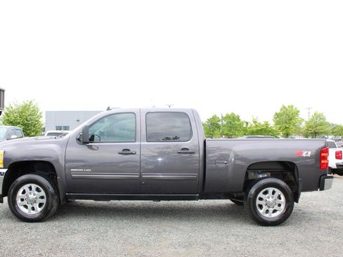 Used 2011 Chevrolet Silverado 2500 LT w/ Interior Plus Package AWD/4WD image 4