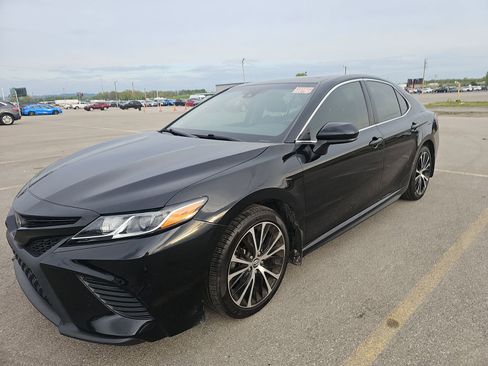 Used 2020 Toyota Camry SE FWD image 2