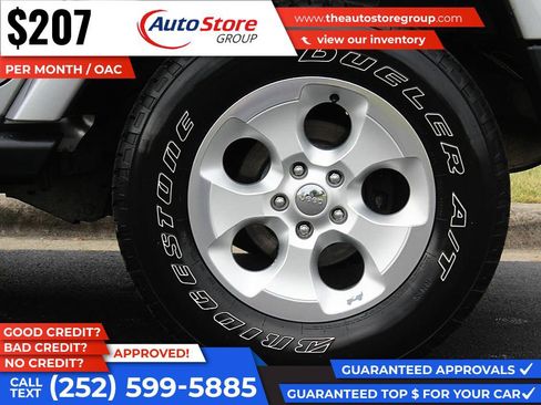 Used 2015 Jeep Wrangler Unlimited Sahara w/ Connectivity Group AWD/4WD image 9