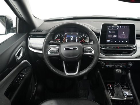 Used 2025 Jeep Compass Latitude w/ Sun & Sound Group AWD/4WD image 15