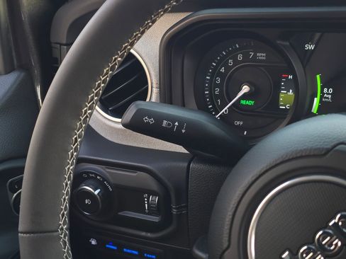 Used 2025 Jeep Wrangler Unlimited Sahara w/ Safety Group image 27