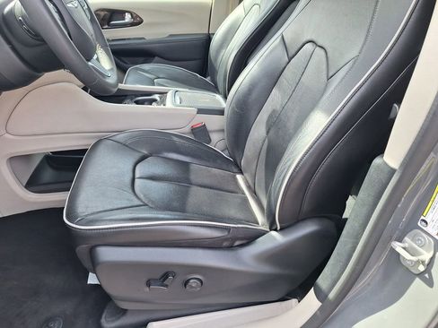 Used 2023 Chrysler Pacifica Limited FWD image 10
