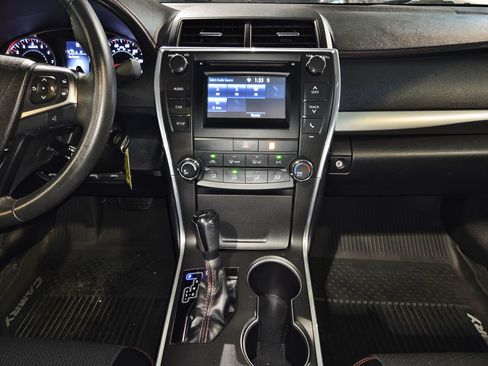 Used 2017 Toyota Camry SE w/ Moonroof Package FWD image 34