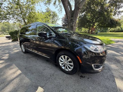 Used 2018 Chrysler Pacifica Touring-L FWD image 2