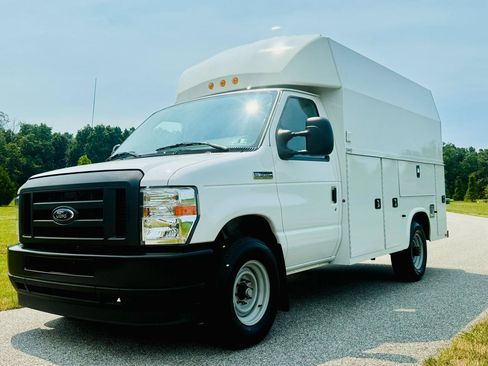 Used 2022 Ford E-350 and Econoline 350 Super Duty w/ Power Windows & Locks Group RWD image 1
