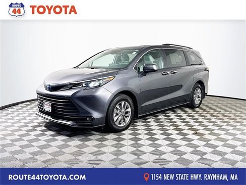 Used 2025 Toyota Sienna XLE image 1
